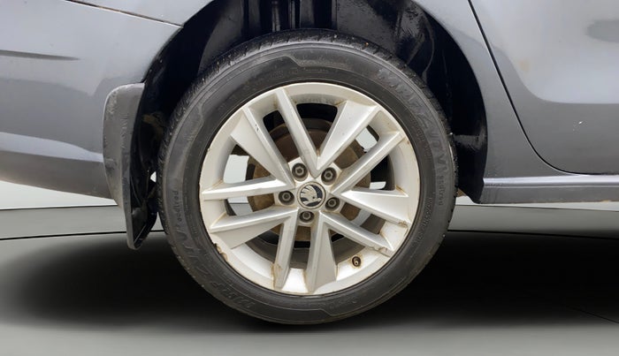 2017 Skoda Rapid STYLE 1.6 MPI AT, Petrol, Automatic, 1,17,571 km, Right Rear Wheel