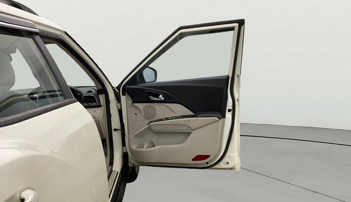 2022 Mahindra XUV300 W8 (O) 1.5 DIESEL, Diesel, Manual, 53,875 km, RHS Front Door