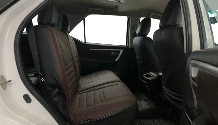 2018 Toyota Fortuner 2.8 4X2 MT, Diesel, Manual, 1,58,246 km, Right Side Rear Door Cabin