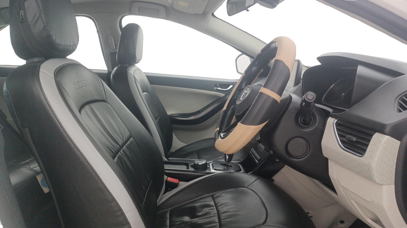 2020 Tata NEXON XZA PLUS SUNROOF DIESEL, Diesel, Automatic, 1,16,060 km, Right Side Front Door Cabin