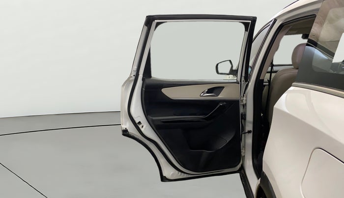 2021 Mahindra XUV700 AX 7 P AT 7 STR, Petrol, Automatic, 60,237 km, LHS Rear Door