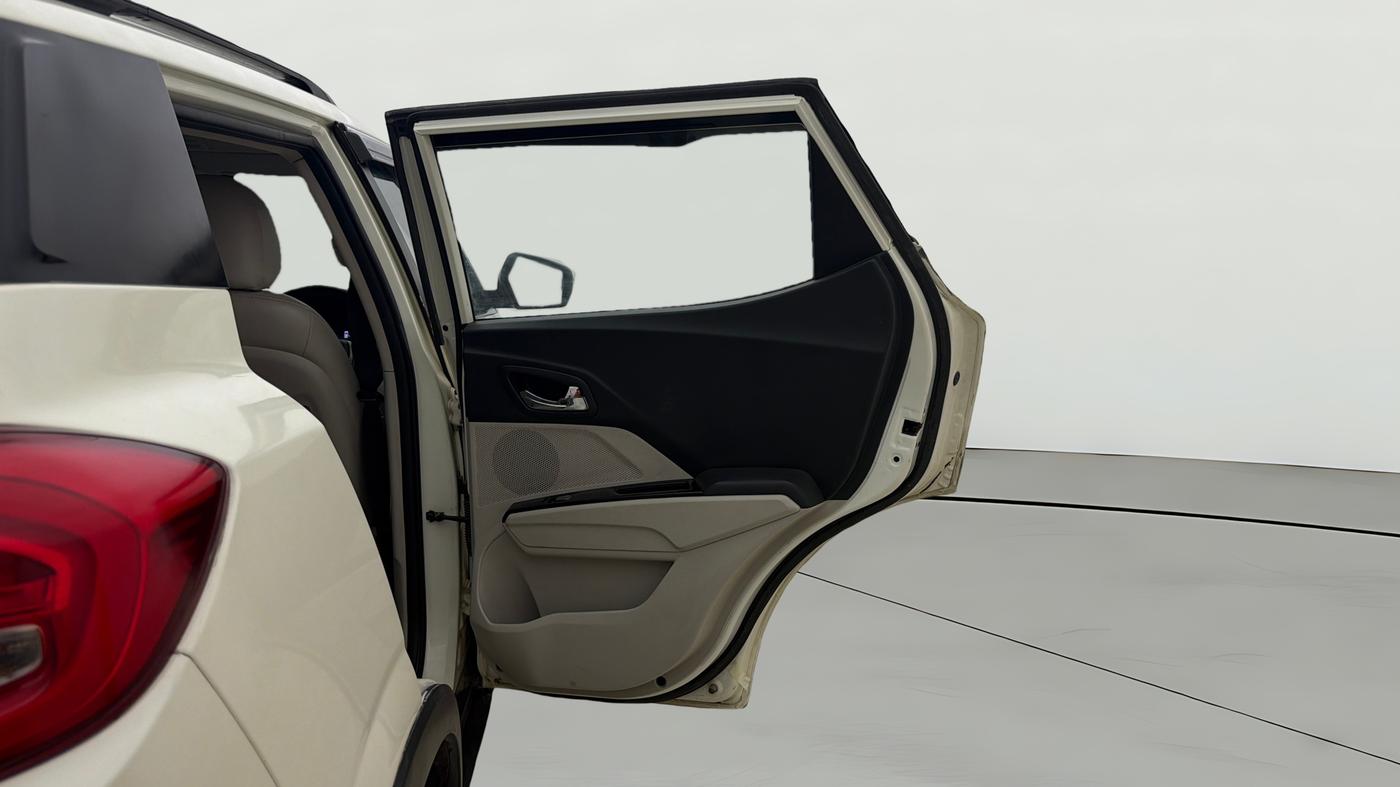 2022 Mahindra XUV300 W8 (O) 1.2 PETROL, Petrol, Manual, 28,505 km, RHS Rear Door