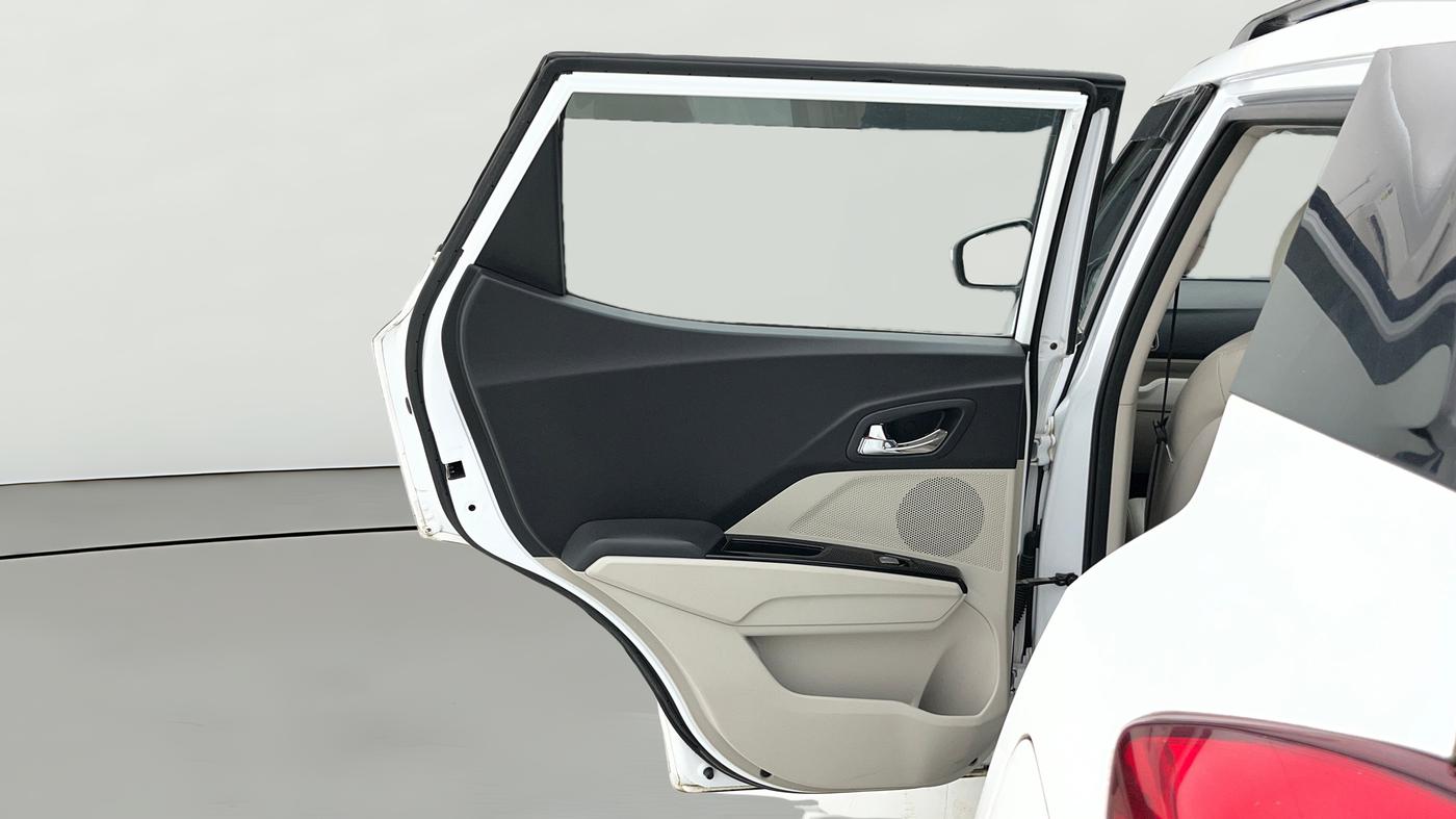 2024 Mahindra XUV300 W8 (O) 1.2 PETROL AMT, Petrol, Automatic, 16,200 km, LHS Rear Door