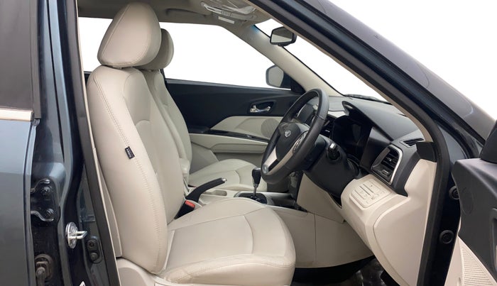2022 Mahindra XUV300 W8 (O) 1.2 PETROL AMT, Petrol, Automatic, 35,215 km, Right Side Front Door Cabin