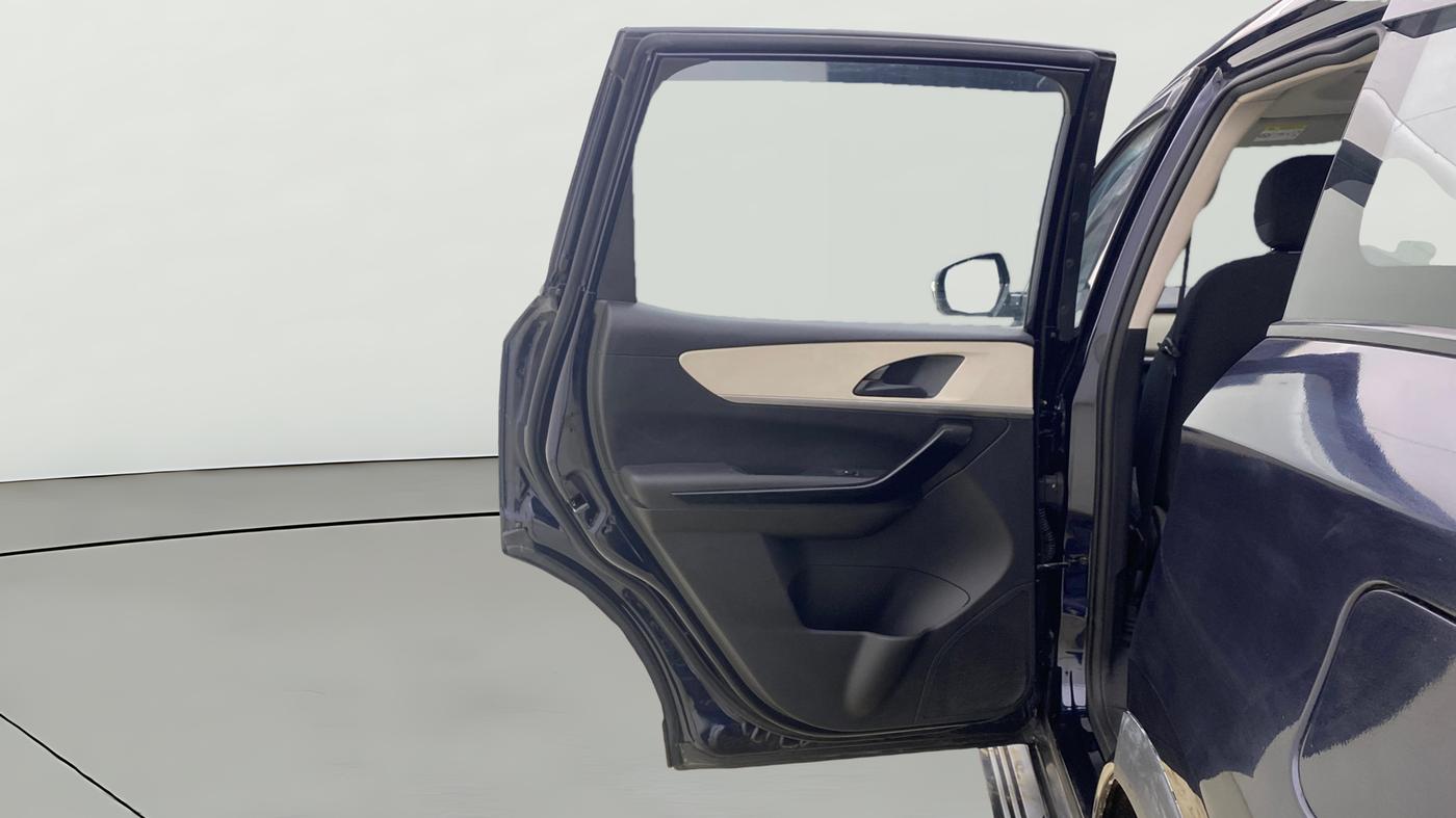 2023 Mahindra XUV700 AX 5 P AT 5 STR, Petrol, Automatic, 37,922 km, LHS Rear Door