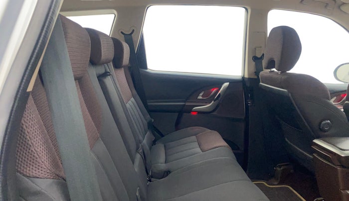 2013 Mahindra XUV500 W6, Diesel, Manual, 1,20,365 km, Right Side Rear Door Cabin