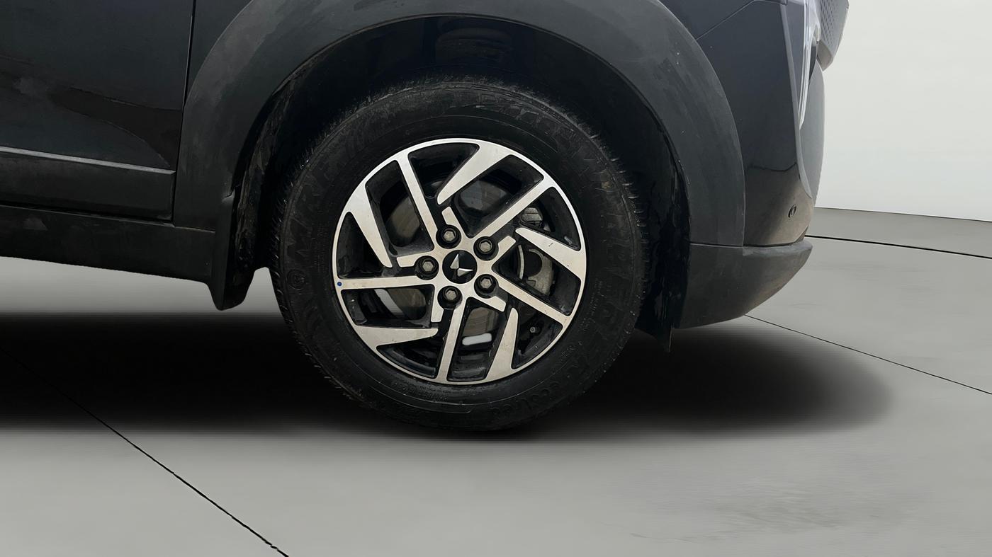 2025 Mahindra XUV 3XO AX5 1.2 L TCMPFI AT, Petrol, Automatic, 19,479 km, Right Front Wheel