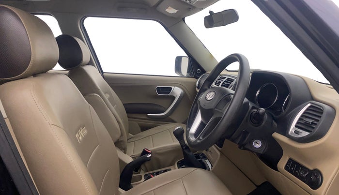 2016 Mahindra TUV300 T8, Diesel, Manual, 52,767 km, Right Side Front Door Cabin