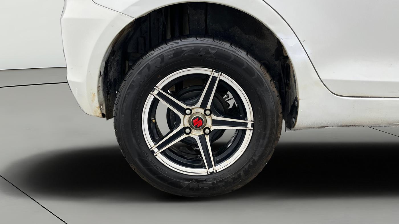 2014 Maruti Swift VXI, Petrol, Manual, 1,11,583 km, Right Rear Wheel