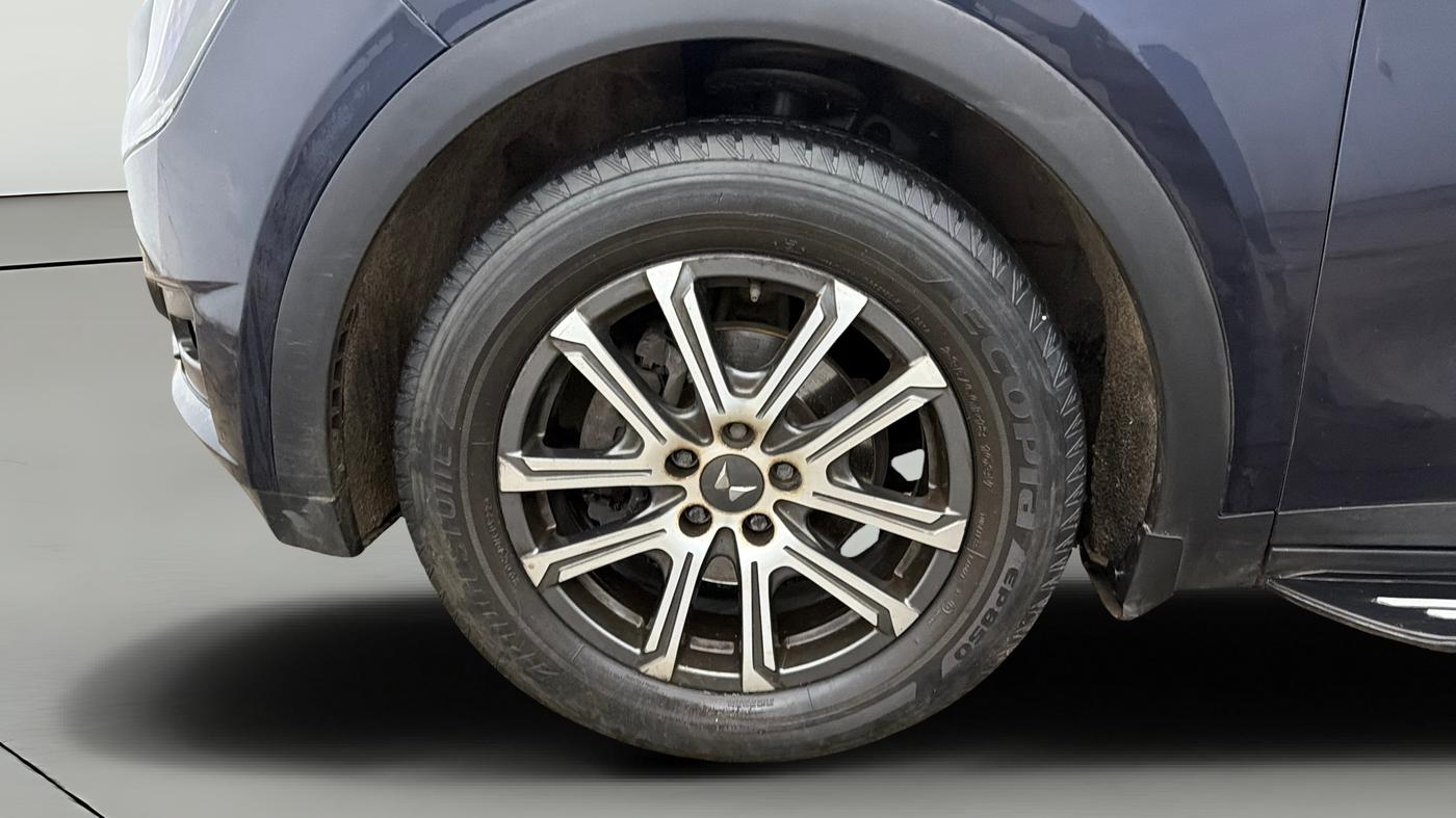 2022 Mahindra XUV700 AX 7 P AT 7 STR, Petrol, Automatic, 63,285 km, Left Front Wheel