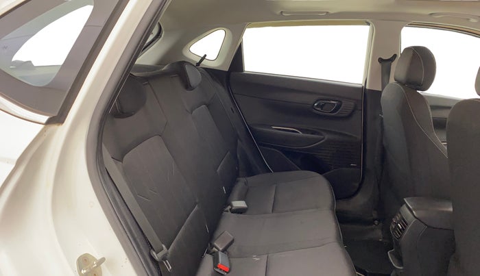 2022 Hyundai NEW I20 ASTA 1.2 MT, Petrol, Manual, 32,403 km, Right Side Rear Door Cabin