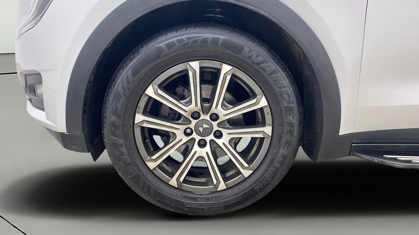 2021 Mahindra XUV700 AX 7 LUXURY P AT 7 STR, Petrol, Automatic, 1,33,099 km, Left Front Wheel