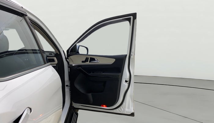 2022 Mahindra XUV700 AX 7 LUXURY P AT 7 STR, Petrol, Automatic, 38,547 km, RHS Front Door