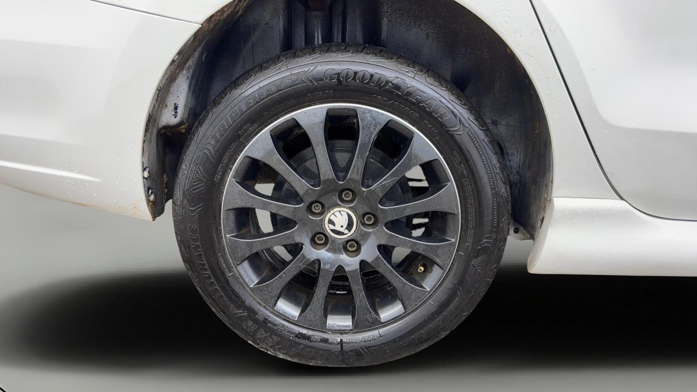 2015 Skoda Rapid 1.6 MPI ELEGANCE PLUS AT, Petrol, Automatic, 74,992 km, Right Rear Wheel