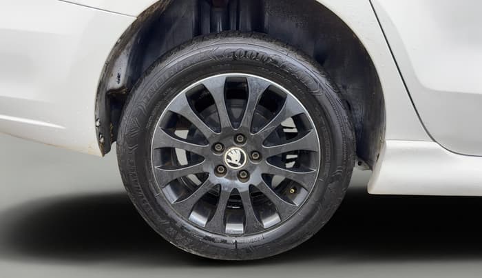 2015 Skoda Rapid 1.6 MPI ELEGANCE PLUS AT, Petrol, Automatic, 74,910 km, Right Rear Wheel