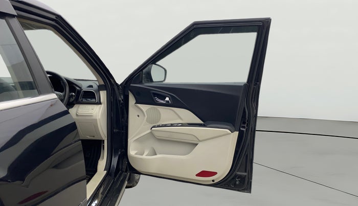 2022 Mahindra XUV300 W8 (O) 1.5 DIESEL, Diesel, Manual, 23,722 km, RHS Front Door