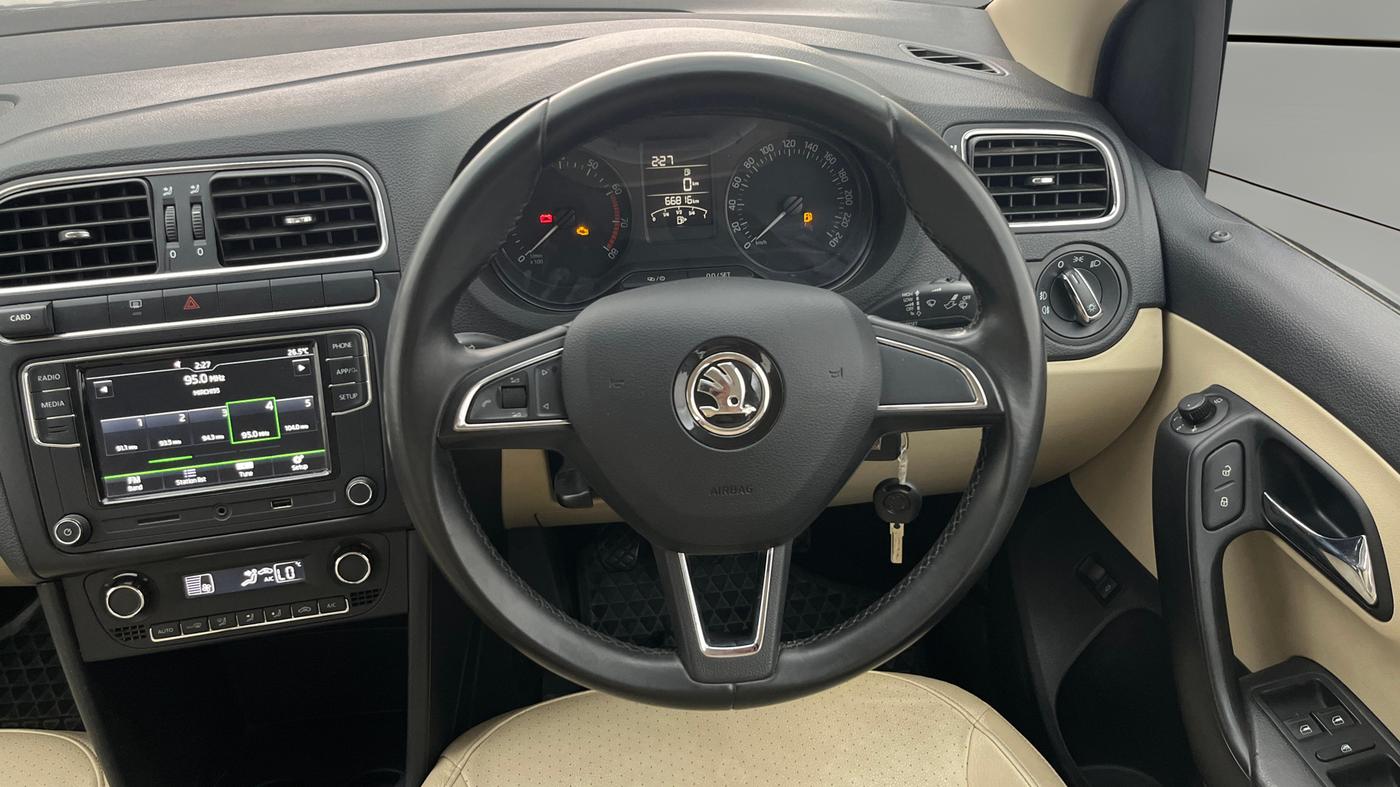 2017 Skoda Rapid 1.6 MPI STYLE PLUS MT, Petrol, Manual, 66,815 km, Steering Wheel Close Up