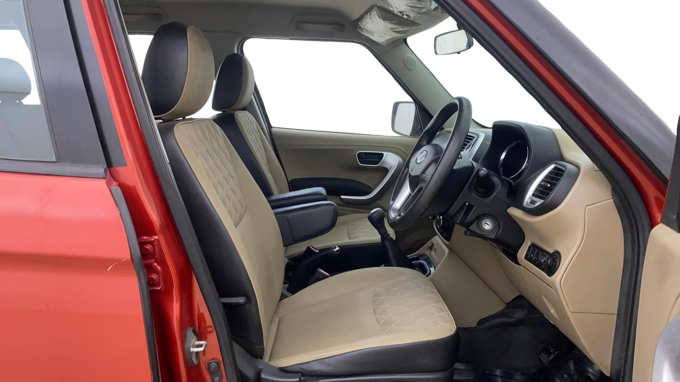 2018 Mahindra TUV300 T10, Diesel, Manual, 63,280 km, Right Side Front Door Cabin