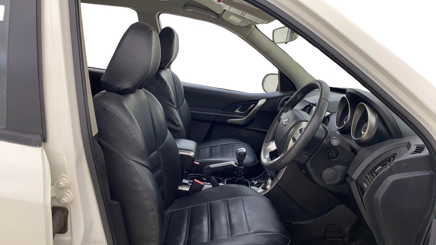 2018 Mahindra XUV500 W7, Diesel, Manual, 81,666 km, Right Side Front Door Cabin