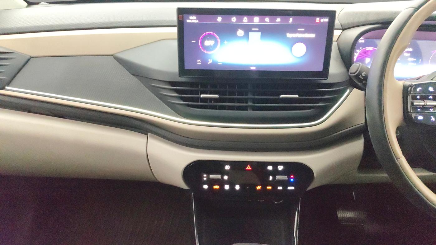 2025 Tata ALTROZ Accomplished Plus S Petrol 6DCT, Petrol, Automatic, 19,943 km, Air Conditioner
