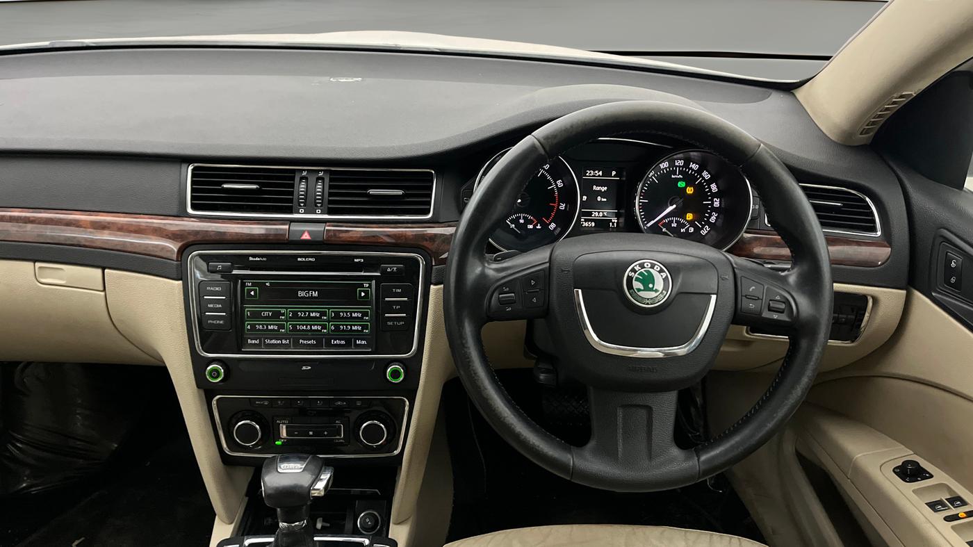 2013 Skoda Superb ELEGANCE 1.8 TSI AT, Petrol, Automatic, 73,637 km, Steering Wheel Close Up