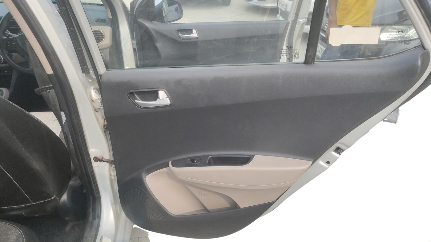 2016 Hyundai Grand i10 ASTA (O) AT 1.2 KAPPA VTVT, Petrol, Automatic, 55,073 km, Right Side Rear Door Cabin