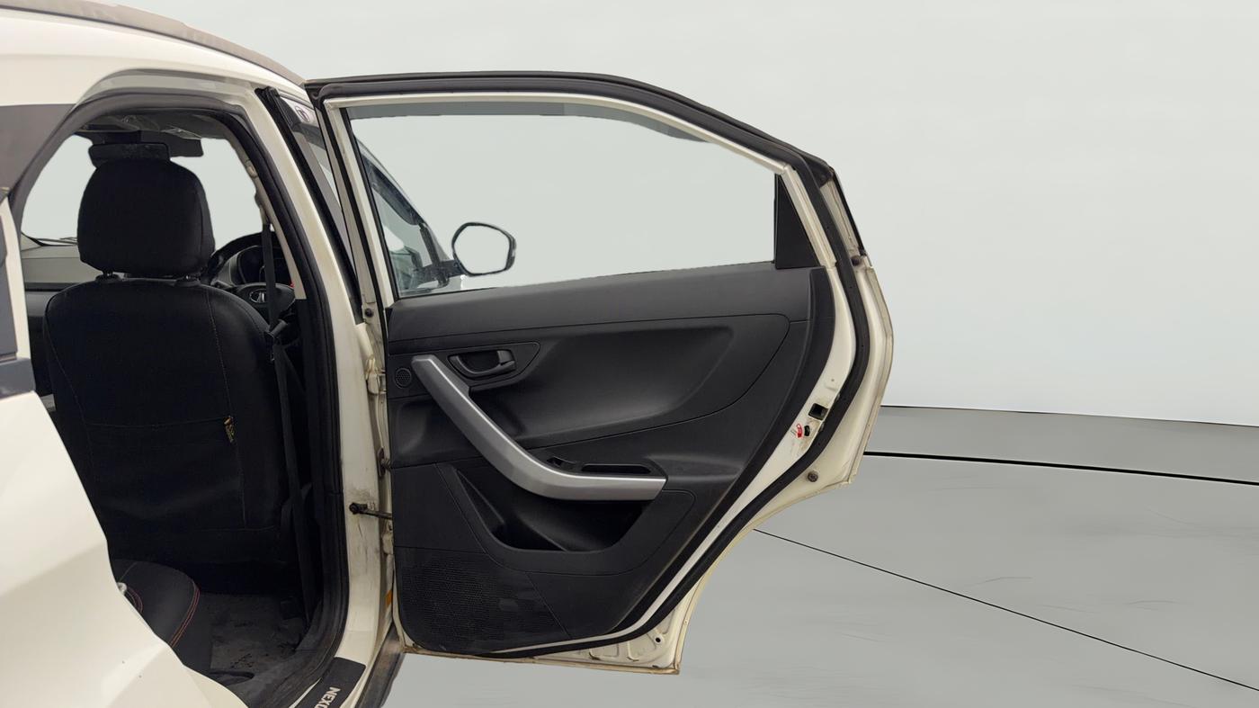 2022 Tata NEXON XMA SUNROOF PETROL, Petrol, Automatic, 66,132 km, RHS Rear Door