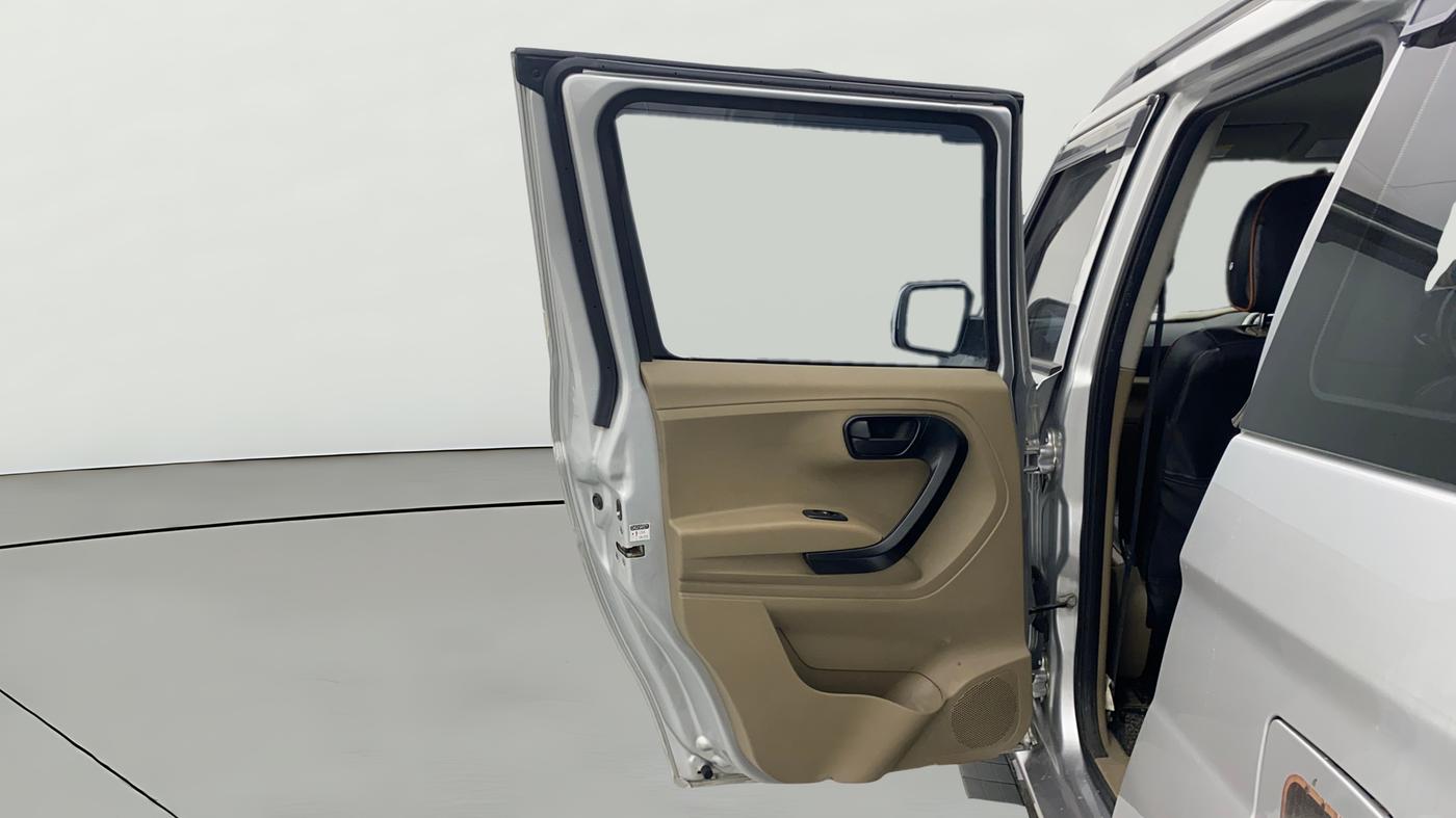 2019 Mahindra TUV300 T6 PLUS, Diesel, Manual, 69,354 km, LHS Rear Door
