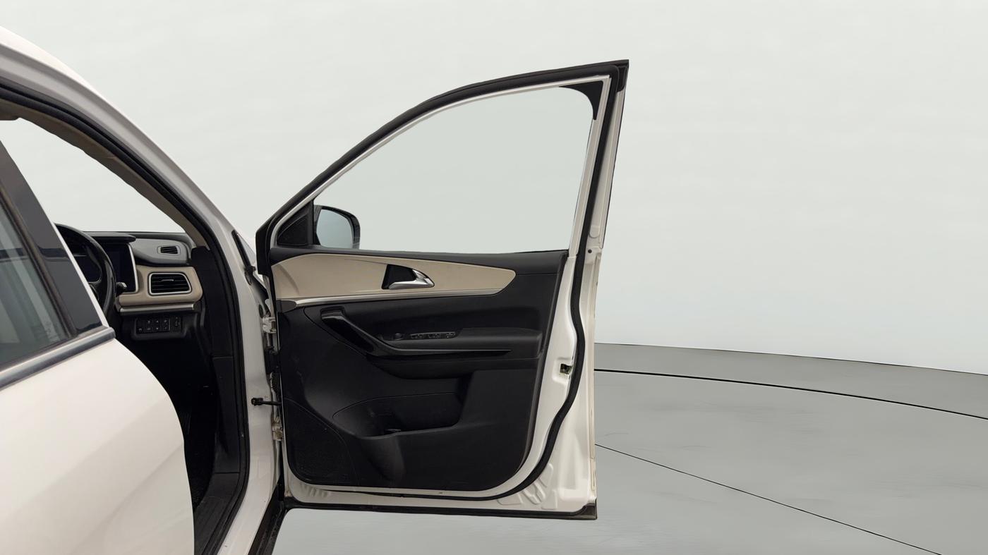 2023 Mahindra XUV700 AX 5 D AT 7 STR, Diesel, Automatic, 98,755 km, RHS Front Door