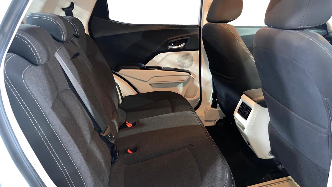 2024 Mahindra XUV 3XO AX5 1.2 L TCMPFI AT, Petrol, Automatic, 31,685 km, Right Side Rear Door Cabin