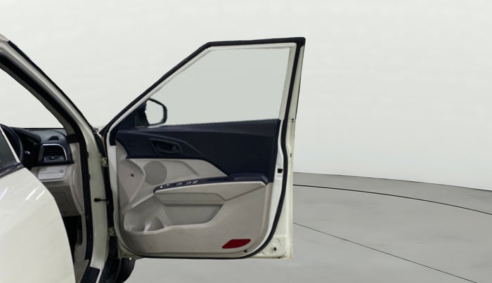 2019 Mahindra XUV300 W6 1.2 PETROL, Petrol, Manual, 83,366 km, RHS Front Door