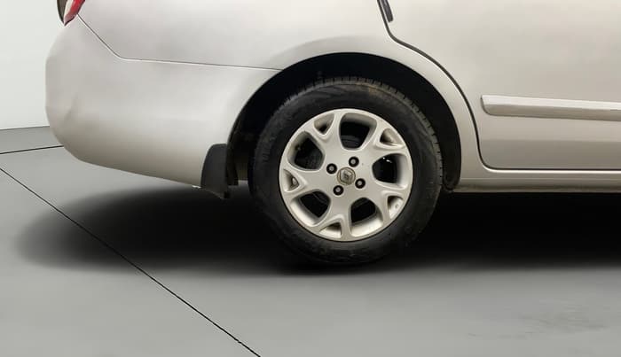 2014 Renault Scala RXL DIESEL, Diesel, Manual, 1,31,354 km, Right Rear Wheel