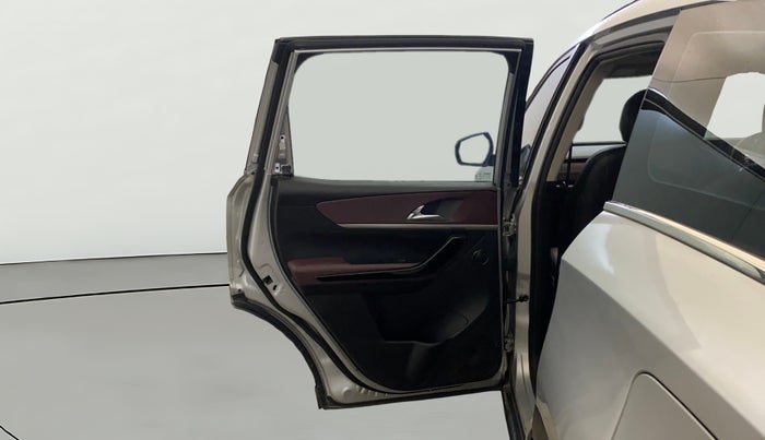 2023 Mahindra XUV700 AX 5 D MT 7 STR, Diesel, Manual, 52,057 km, LHS Rear Door