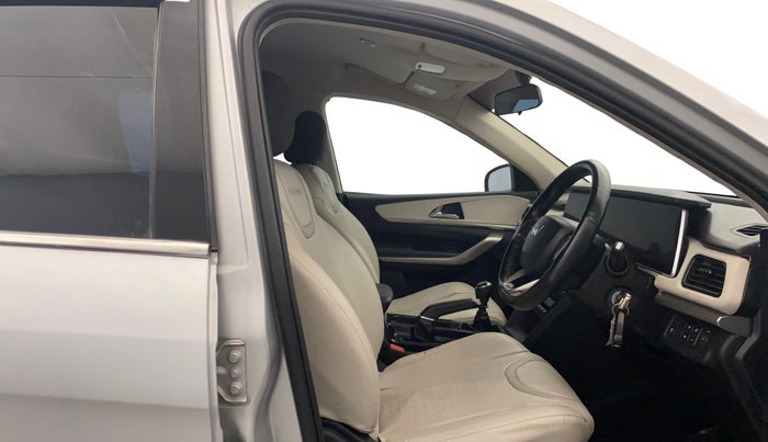 2022 Mahindra XUV700 AX 3 D MT 7 STR, Diesel, Manual, 1,31,555 km, Right Side Front Door Cabin