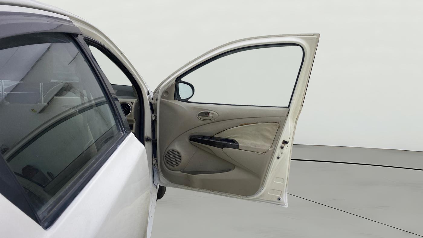 2015 Toyota Etios VX, Petrol, Manual, 1,02,473 km, RHS Front Door