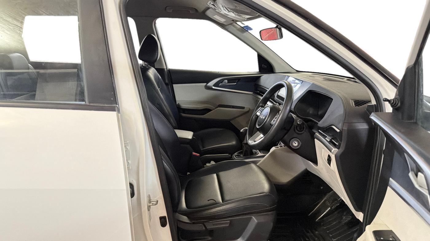 2023 KIA CARENS PREMIUM 1.5 PETROL 7 STR, Petrol, Manual, 91,193 km, Right Side Front Door Cabin