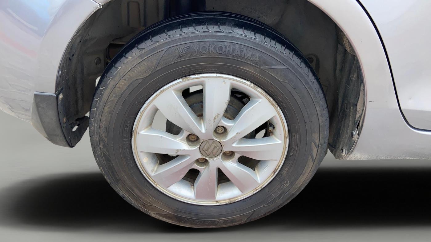 2013 Maruti Swift Dzire VXI, Petrol, Manual, 1,06,986 km, Right Rear Wheel