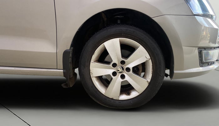 2016 Skoda Rapid STYLE 1.6 MPI AT, Petrol, Automatic, 61,090 km, Right Front Wheel