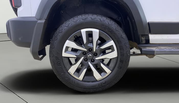 2025 Mahindra Thar Roxx  AX7 L Petrol AT 2WD, Petrol, Automatic, 29,898 km, Right Rear Wheel