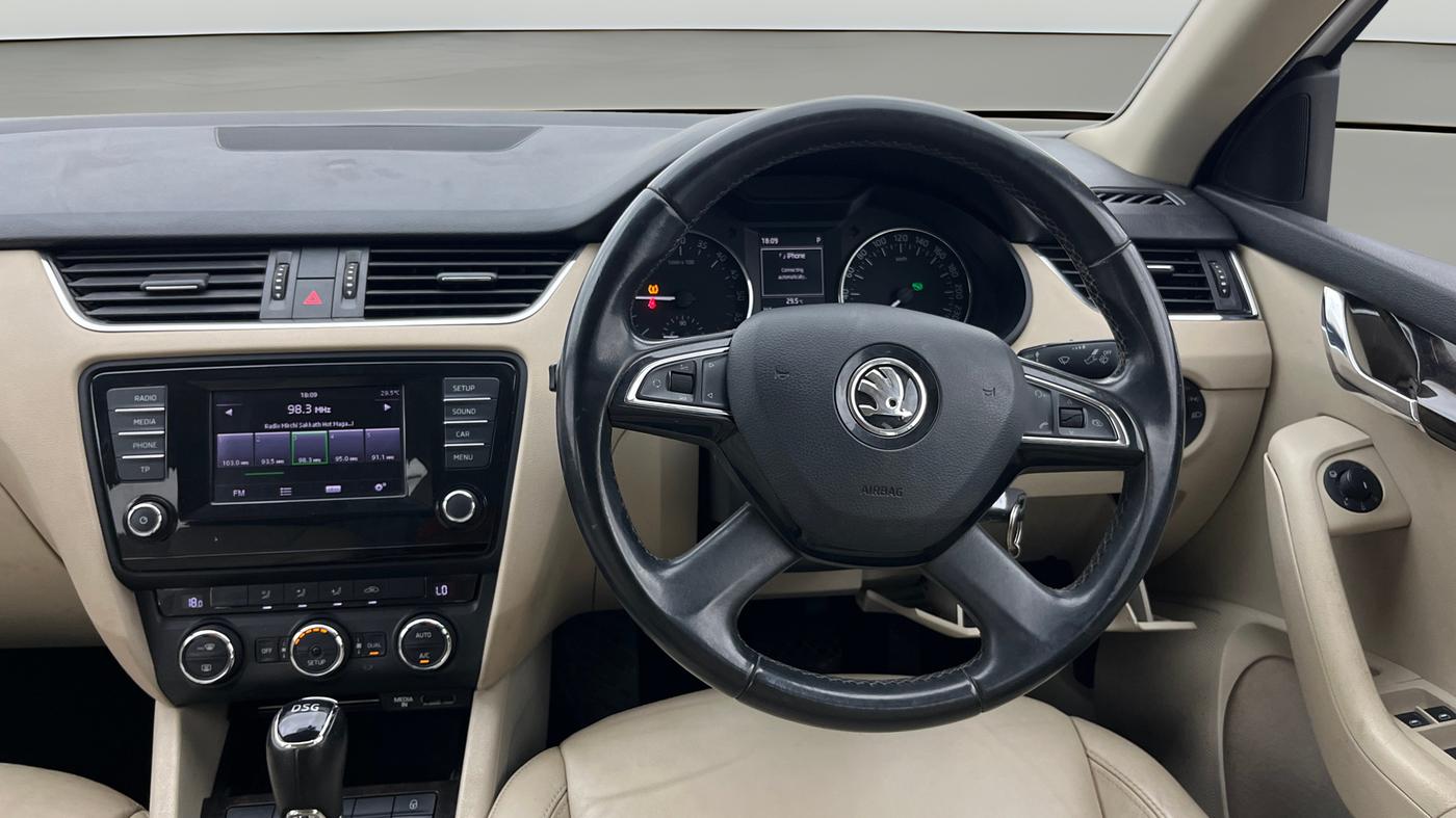 2014 Skoda Octavia ELEGANCE 2.0 TDI AT, Diesel, Automatic, 79,605 km, Steering Wheel Close Up