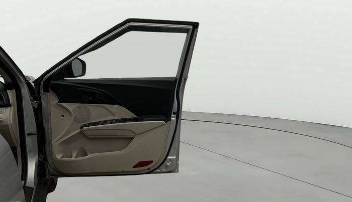 2020 Mahindra XUV300 W6 1.5 DIESEL, Diesel, Manual, 50,032 km, RHS Front Door