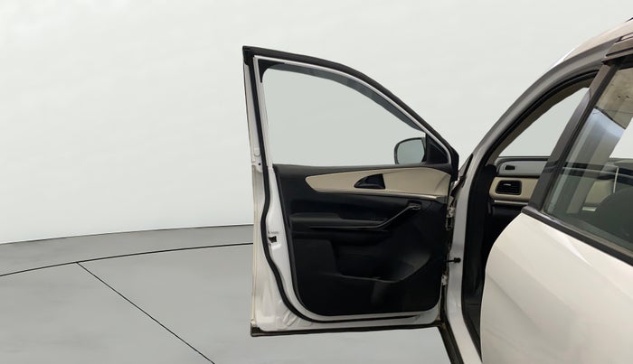 2022 Mahindra XUV700 AX 5 P MT 7 STR, Petrol, Manual, 59,885 km, LHS Front Door