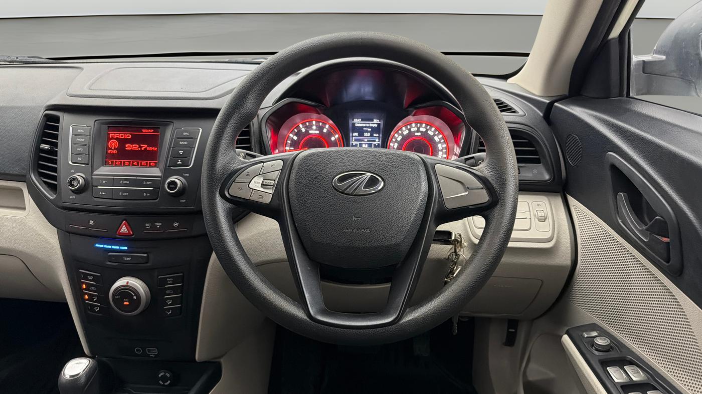 2022 Mahindra XUV300 W6 1.2 PETROL AMT, Petrol, Automatic, 1,14,527 km, Steering Wheel Close Up