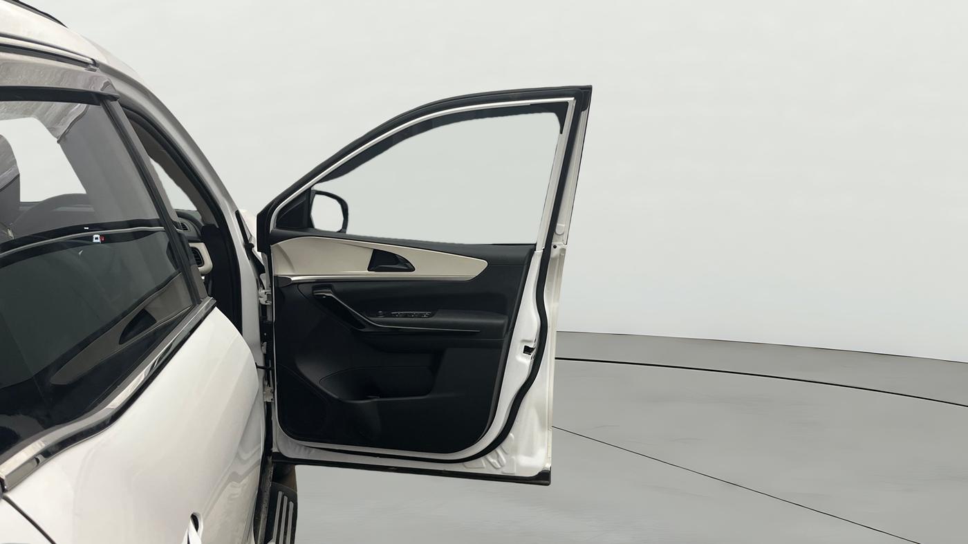 2023 Mahindra XUV700 AX 5 P AT 5 STR, Petrol, Automatic, 11,182 km, RHS Front Door