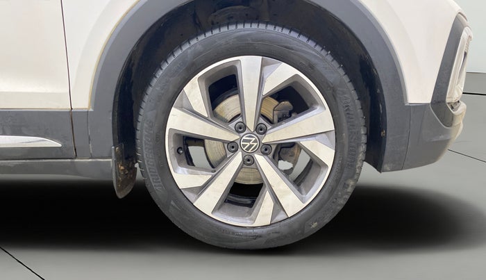 2022 Volkswagen TAIGUN TOPLINE 1.0 TSI MT, Petrol, Manual, 1,36,897 km, Right Front Wheel