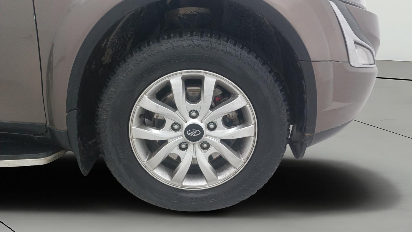 2017 Mahindra XUV500 W10, Diesel, Manual, 82,167 km, Right Front Wheel