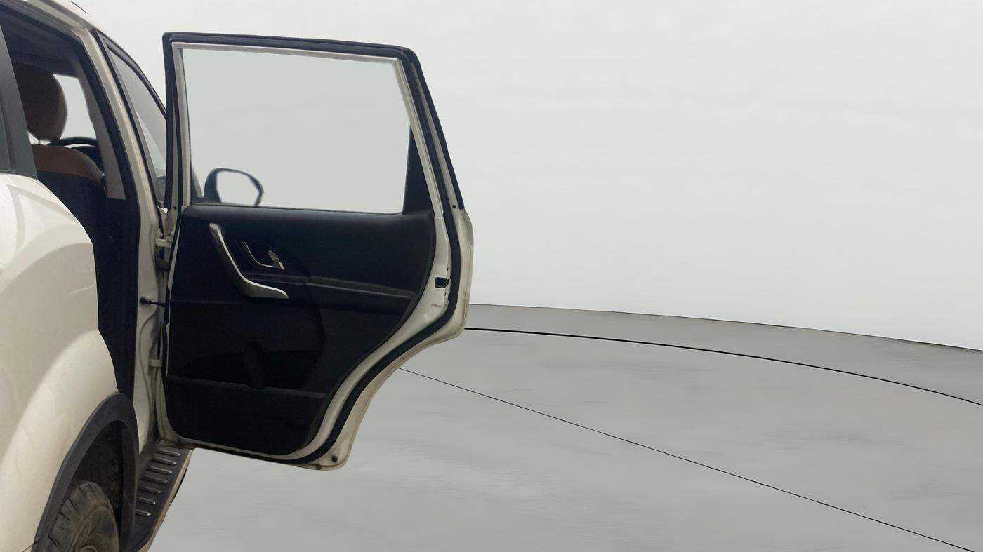 2020 Mahindra XUV500 W9 AT, Diesel, Automatic, 1,21,434 km, RHS Rear Door