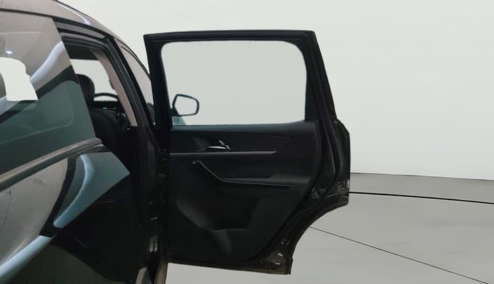 2025 Mahindra XUV700 AX 7 D MT 7 STR, Diesel, Manual, 9,461 km, RHS Rear Door