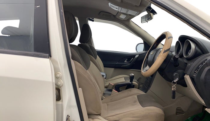 2017 Mahindra XUV500 W6, Diesel, Manual, 99,718 km, Right Side Front Door Cabin