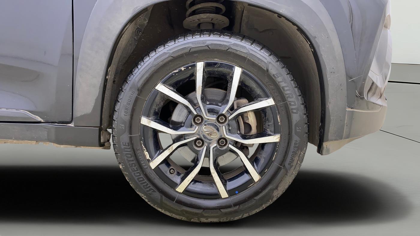2018 Mahindra KUV 100 NXT K8 P 6 STR, Petrol, Manual, 34,541 km, Right Front Wheel